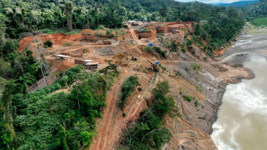 Actividad minera ilegal cerca del Parque Madidi con maquinaria pesada.